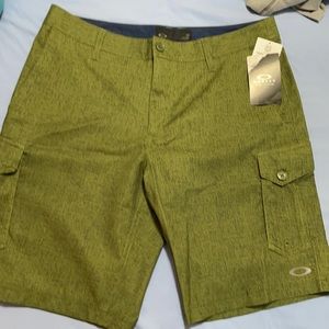 NWT olive Oakley quick dry cargo shorts